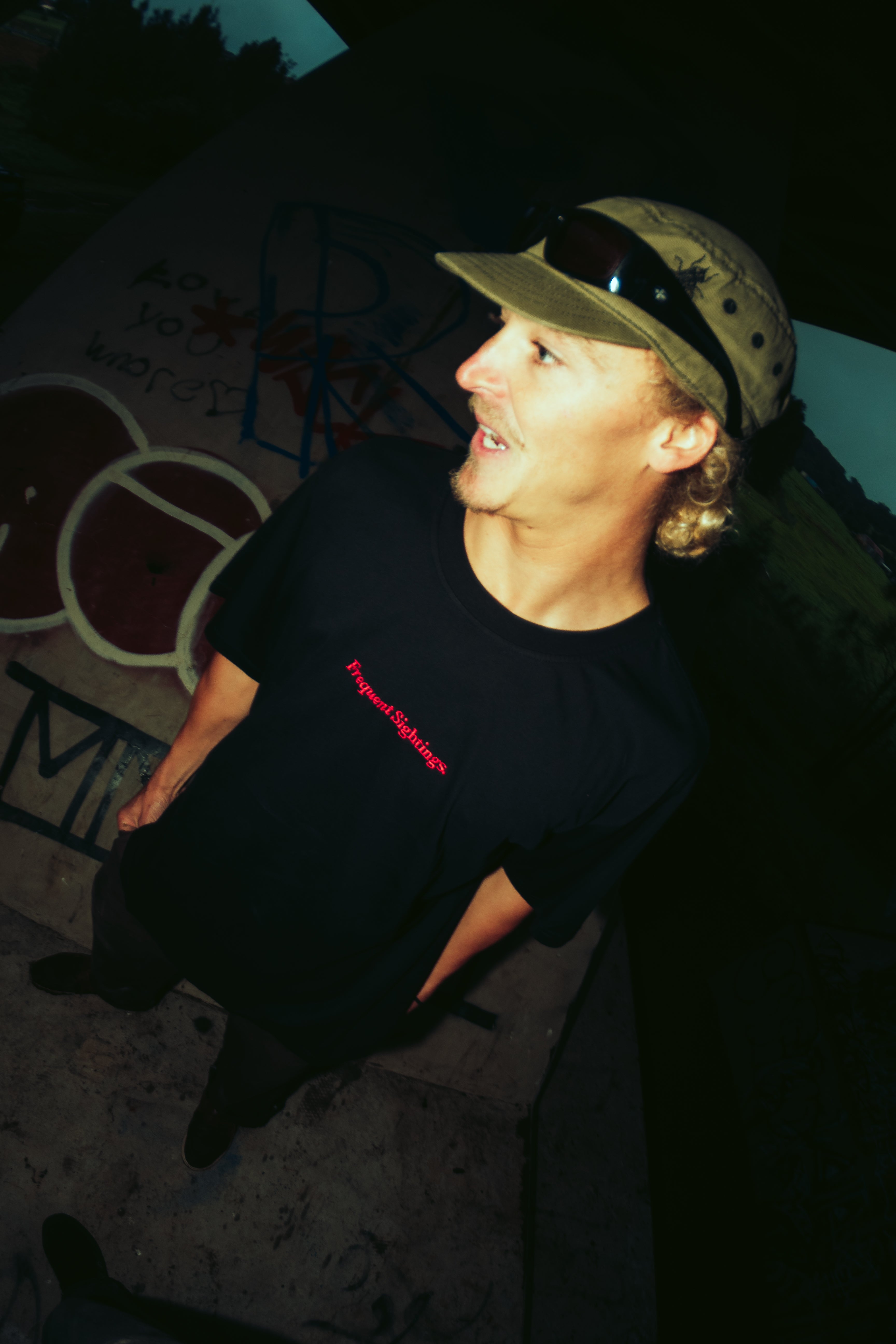 staple embroidery tee - red/black